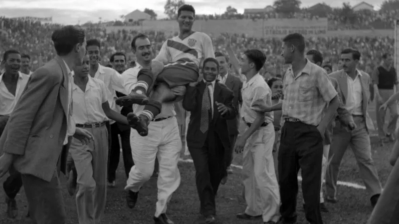 Střelec vítězné branky Joe Gaetjens z USA po utkání proti Anglii