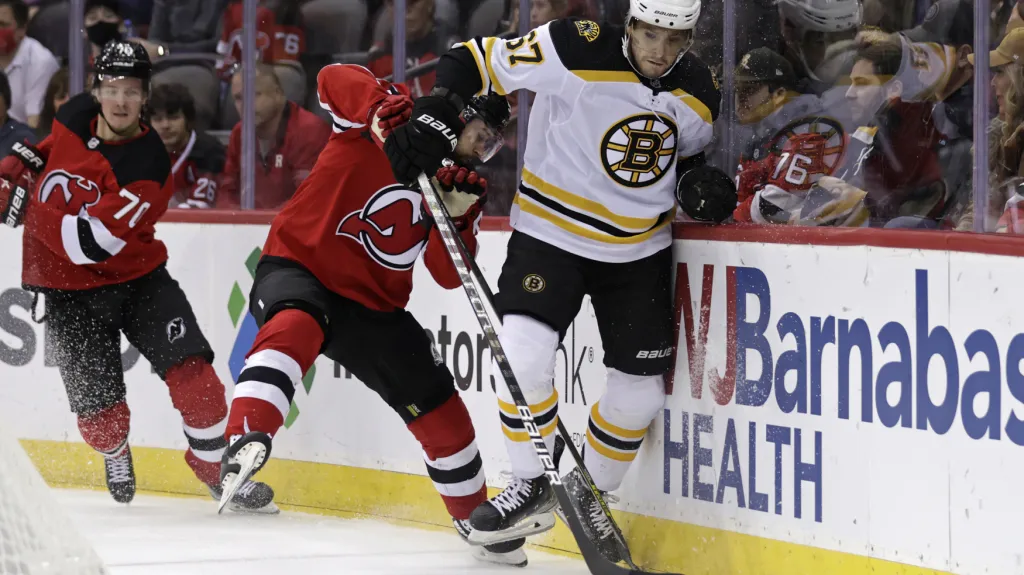 Obránce Bostonu Jakub Zbořil