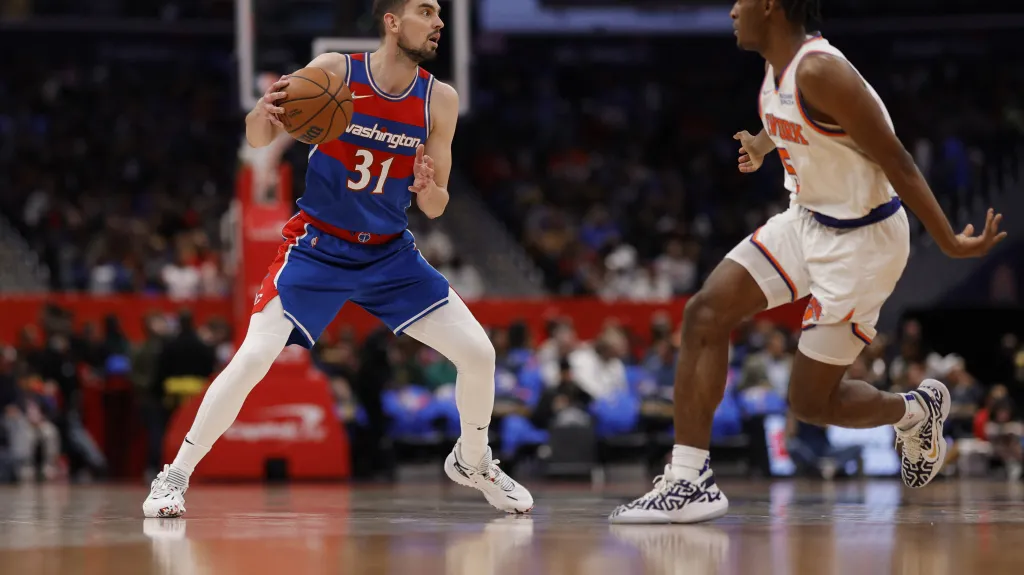 Tomáš Satoranský z Washingtonu (vlevo) v utkání s New Yorkem