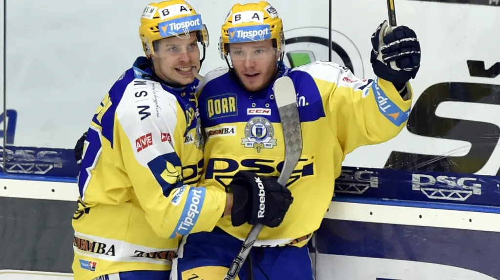 Daniel Štumpf (vpravo) se raduje společně s Romanem Vlachem z gólu Zlína