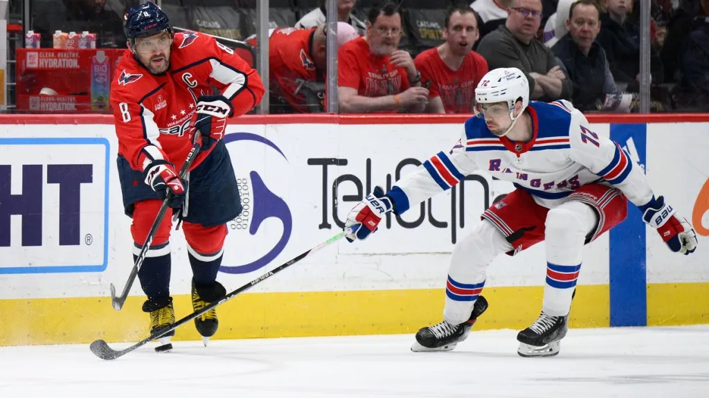 Filip Chytil brání Alexandera Ovečkina