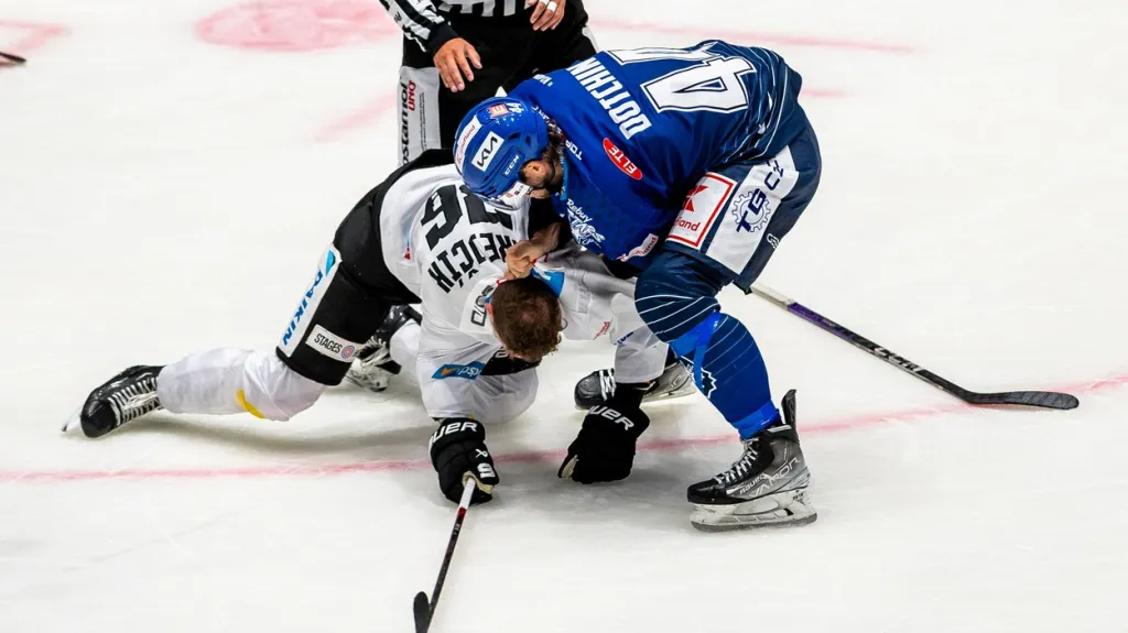 Jake Dotchin z Kladna v pěstním souboji s Jakubem Krejčíkem ze Sparty