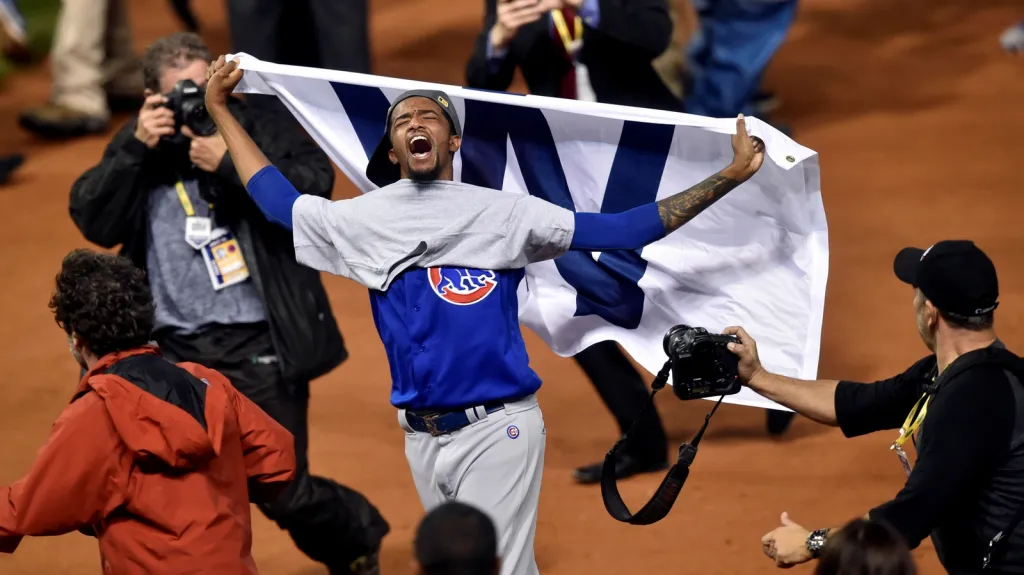 Carl Edwards z Chicaga slaví triumf ve Světové sérii