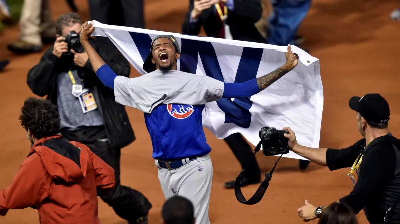 Carl Edwards z Chicaga slaví triumf ve Světové sérii