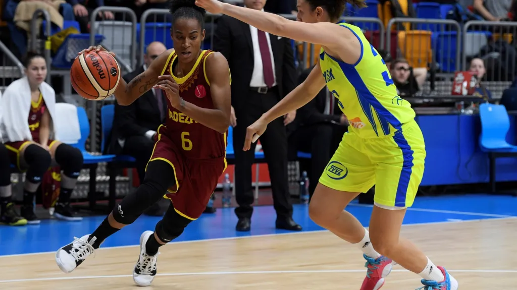 Yvonne Turnerová z Orenburgu a Teja Oblaková z USK Praha