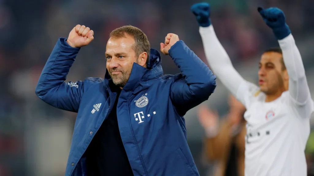 Radující se dočasný kouč Bayernu Hansi Flick