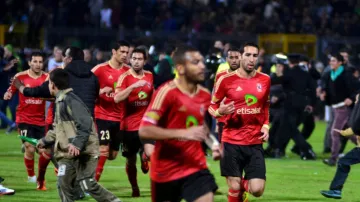 Hráči Al-Ahlí prchají před fanoušky