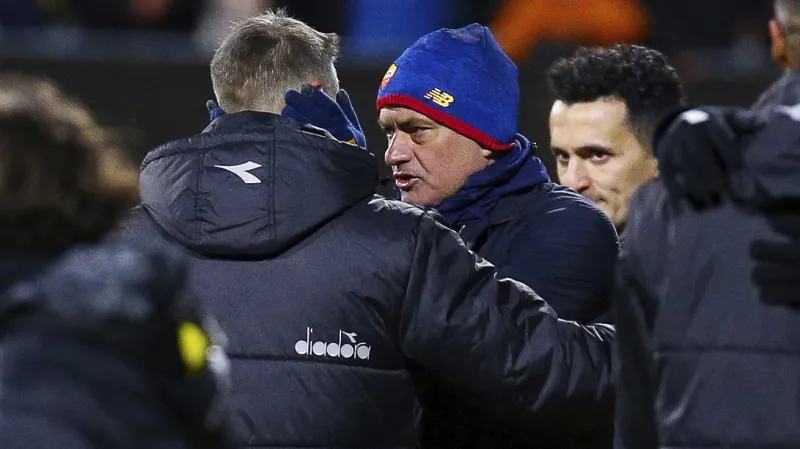 Kjetil Knutsen přijímá gratulaci od Josého Mourinha