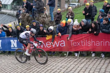 Tadej Pogačar si jede pro vítězství na Ronde van Vlaanderen 2023