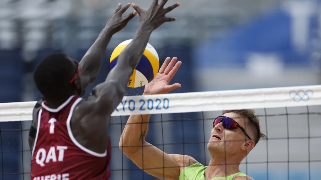 Martins Plavinš z Lotyšska v útoku proti Cherifovi Janusovi z Kataru