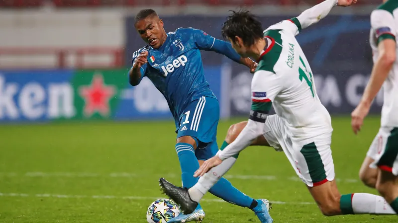 Douglas Costa proti bekovi Lokomotivu Vedranu Čorlukovi