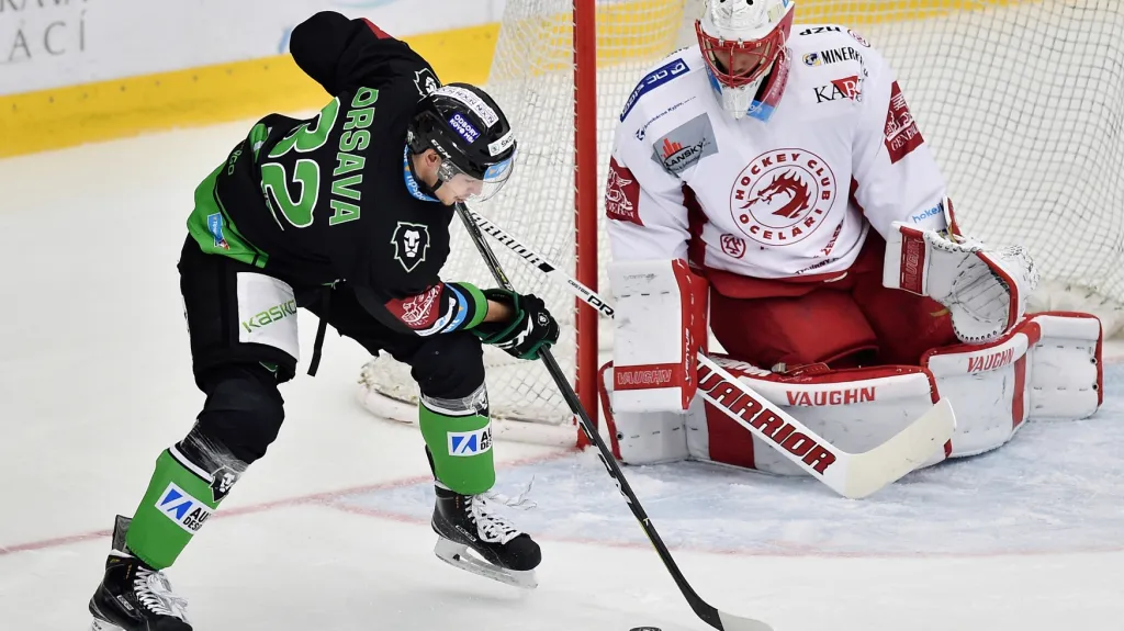 Brankář Šimon Hrubec z Třince proti Jakubu Orsavovi z Mladé Boleslavi