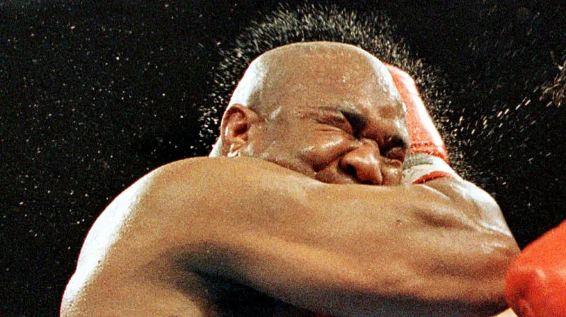 George Foreman v zápase s Lou Savaresem v roce 1997