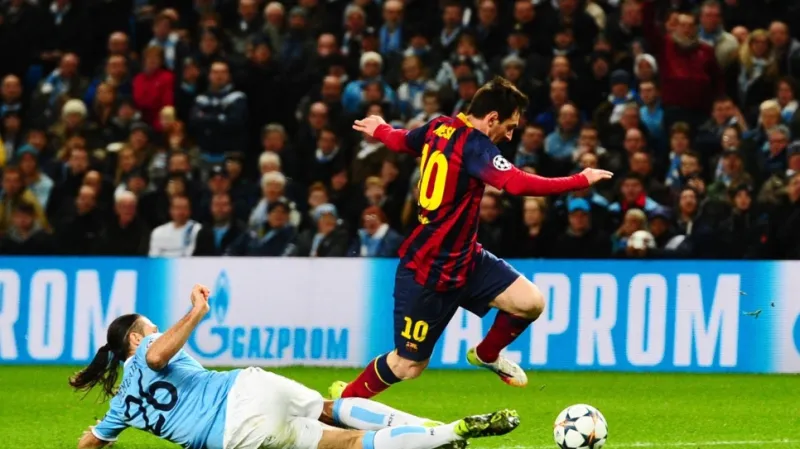 Demichelis fauluje Messiho v utkání City - Barcelona