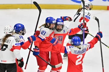 České hokejistky se radují v utkání proti Švýcarkám