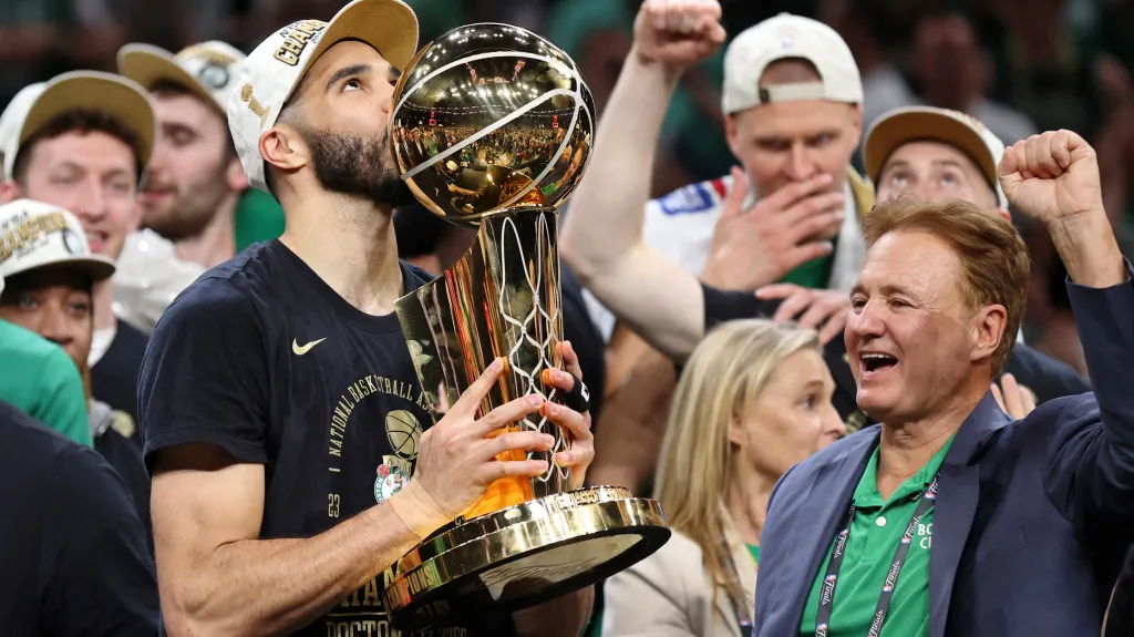 Jayson Tatum z Bostonu s trofejí pro vítěze NBA
