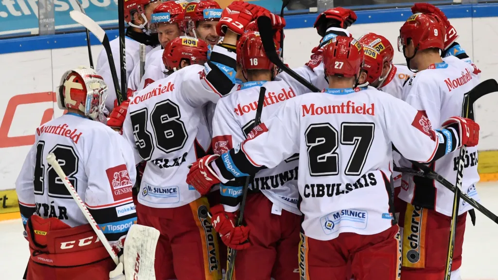 Radující se hokejisté Hradce Králové