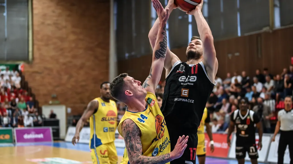 Ladislav Pecka bránící Jaromíra Bohačíka ve finále NBL