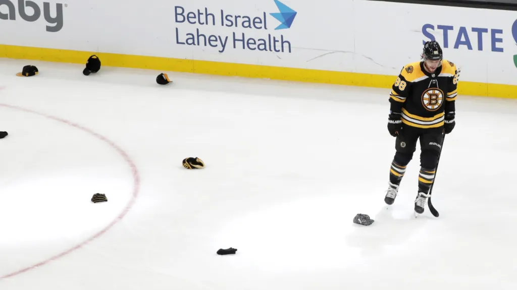 David Pastrňák z Bostonu po zkompletování hattricku proti Winnipegu