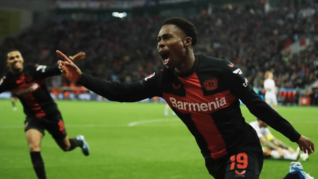 Nathan Tella slaví branku za Leverkusen