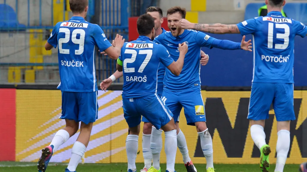 Fotbalisté Liberce se radují z gólu do sítě Příbrami