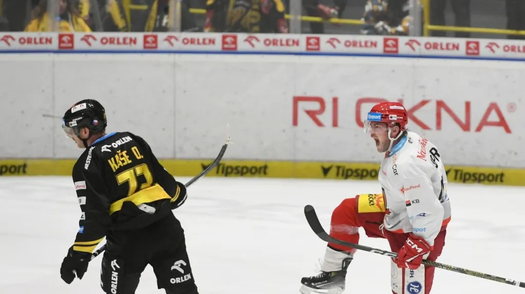 Evan Jasper slaví branku v Litvínově