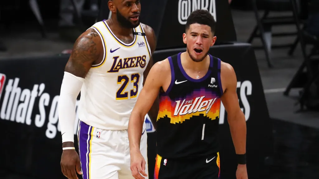 LeBron James (vlevo) z LA Lakers a Devin Booker z Phoenixu