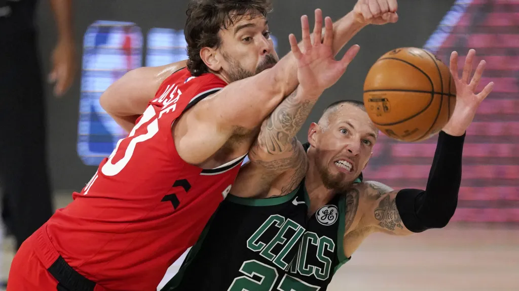 Torontský Gasol s Theisem z Bostonu v souboji