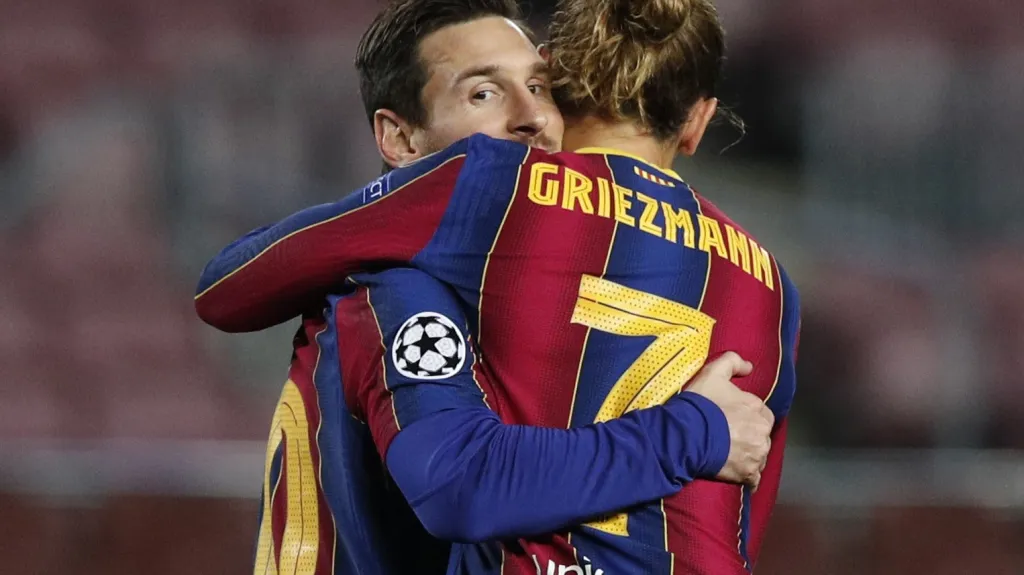 Lionel Messi a Antoine Griezmann se radují z gólu v Lize mistrů
