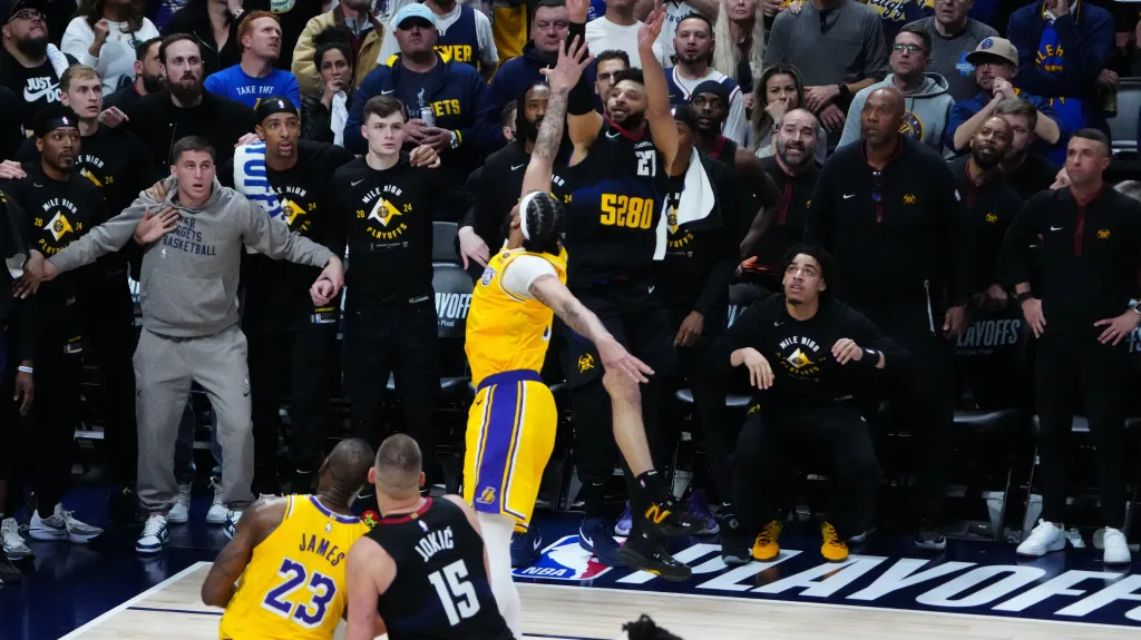 Jamal Murray střílí vítěznou střelu přes Anthonyho Davise