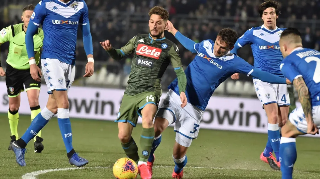 Aleš Matějů se snaží vzít míč Driesi Mertensovi z Neapole