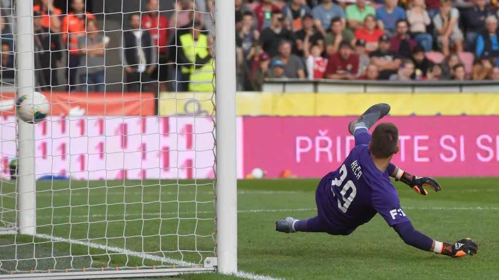 Heča dostává gól