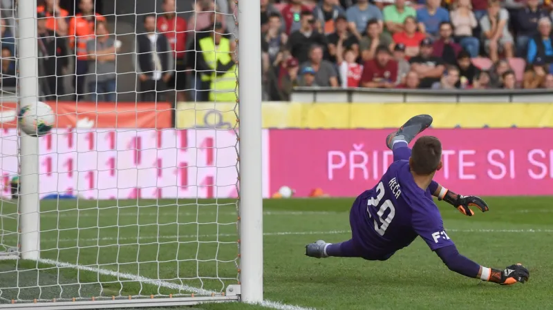 Heča dostává gól