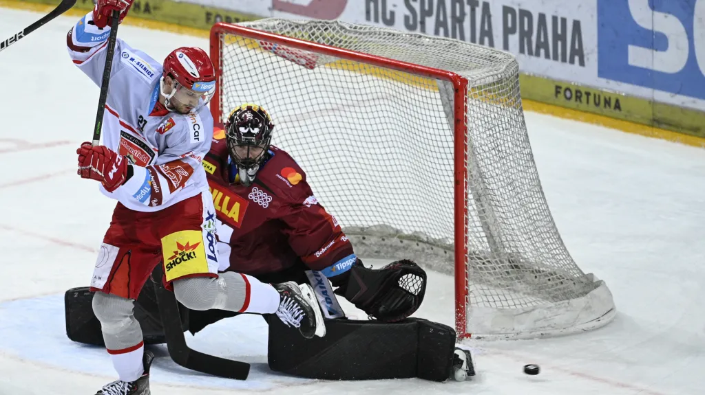 Matěj Machovský zasahuje v utkání proti Hradci Králové