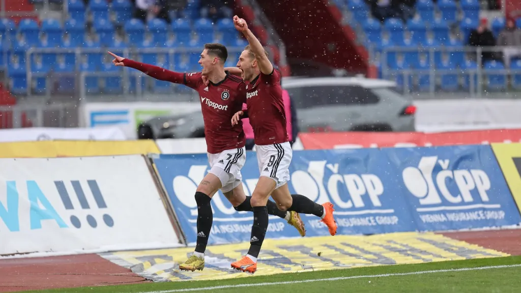 Zleva Tomáš Čvančara a Jan Kuchta ze Sparty se radují z gólu