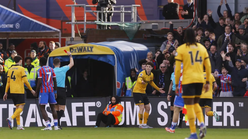 Ladislav Krejčí z Wolves dostává červenou kartu v zápase s C. Palace