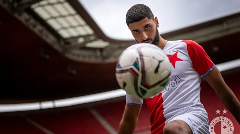 Slavia je blízko získání Krmenčíka. Obranné řady rozšířil Ousou