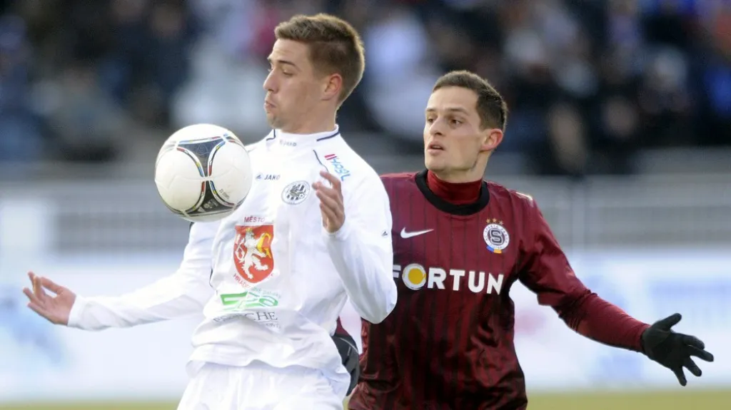 Vojtěch Hadaščok z Hradce Králové v souboji s Mariem Holkem ze Sparty