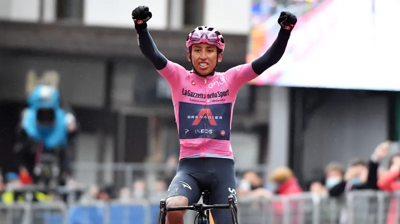 Egan Bernal vyhrává etapu do Cortiny d 'Ampezzo (2021)