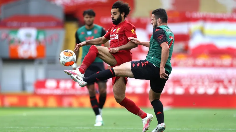 Mohamed Salah z Liverpoolu (vlevo) v utkání s Aston Villou