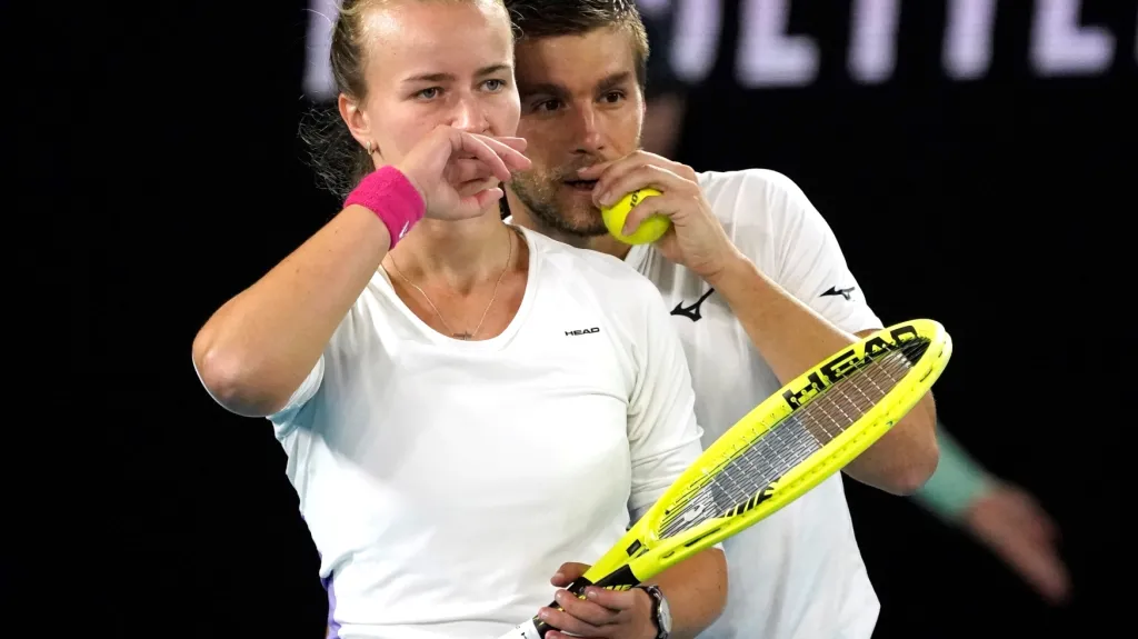 Tenisový pár Barbora Krejčíková a Nikola Mektič