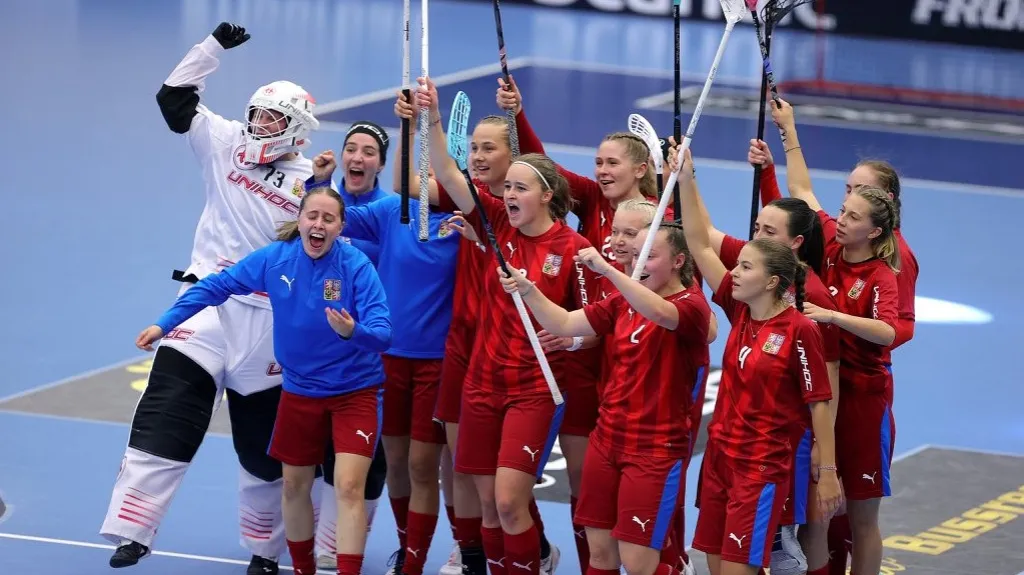 České juniorské florbalistky oslavují vítězství v utkání MS