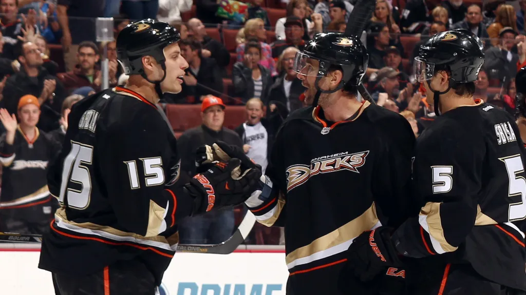 Radek Dvořák se raduje se spoluhráči z prvního gólu