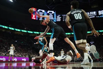 Vít Krejčí (uprostřed) během duelu Portlandu a Sacramenta