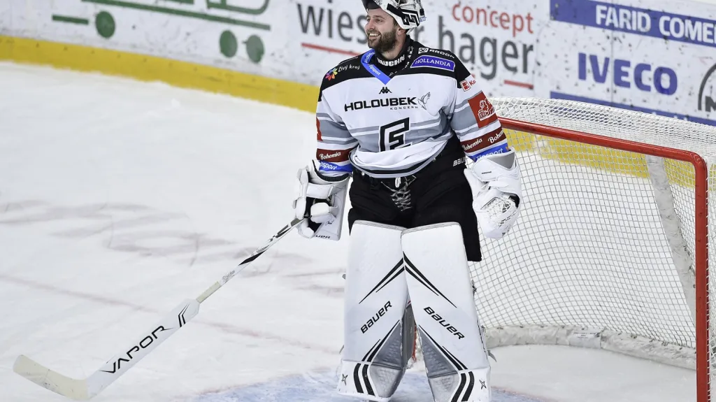 Brankář Karlových Varů Filip Novotný