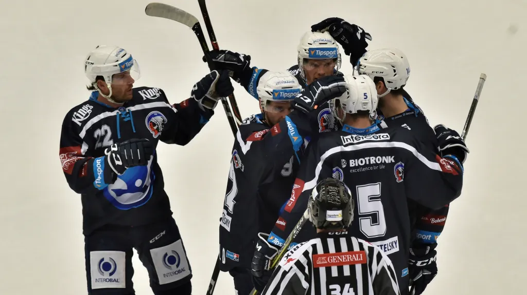 Hokejisté Plzně slaví vstřelenou branku