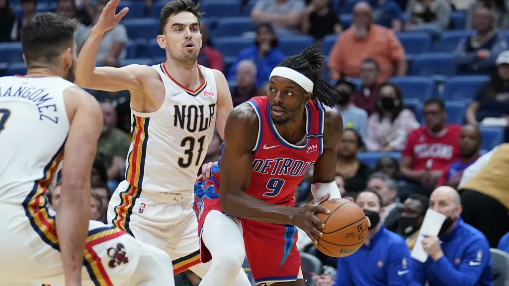 Tomáš Satoranský (uprostřed)