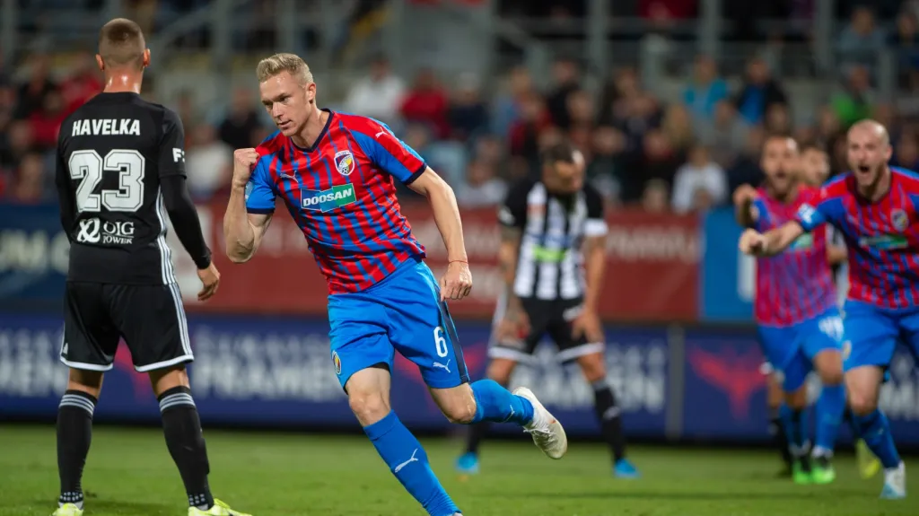 Záložník Plzně Roman Procházka se raduje z gólu do sítě Českých Budějovic