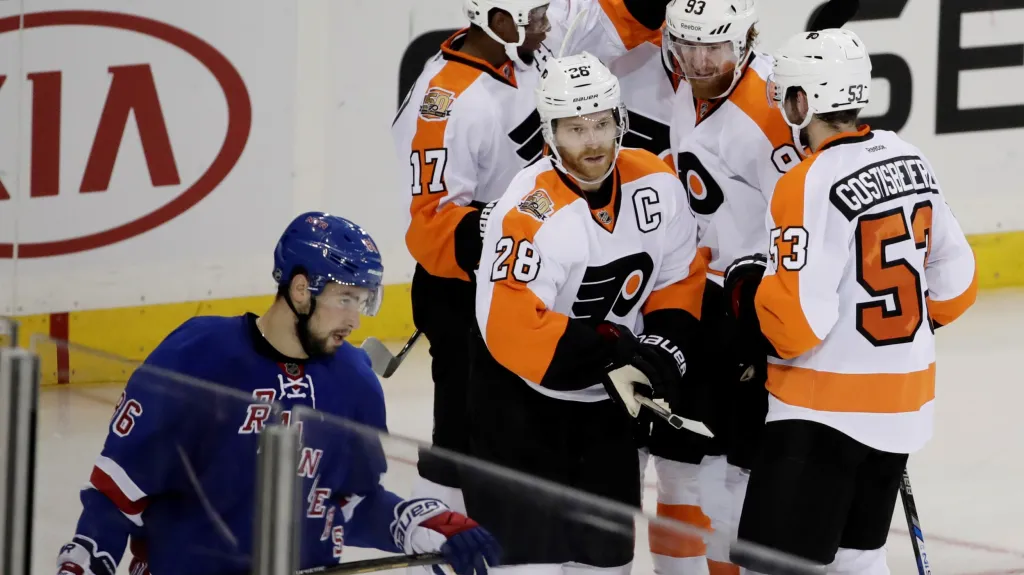 Hráči Philadelphie slaví vstřelenou branku
