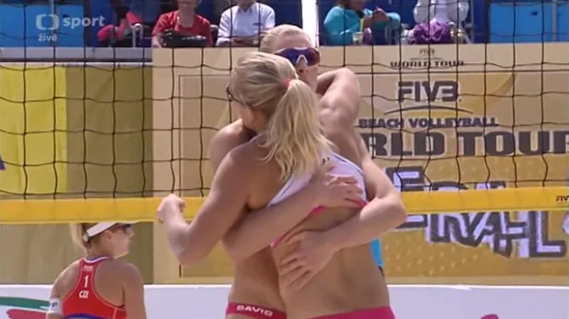 Kolocová se Slukovou postoupily do osmifinále Prague Open